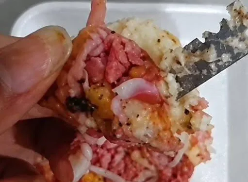 Menina de 7 anos morde salgadinho e sofre cortes após encontrar lâmina de gilete dentro do alimento no Rio