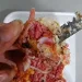 Menina de 7 anos morde salgadinho e sofre cortes após encontrar lâmina de gilete dentro do alimento no Rio