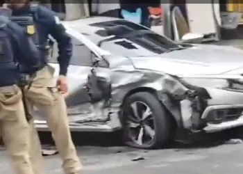 Perseguição da PRF termina com três presos e um foragido na Avenida Brasil
