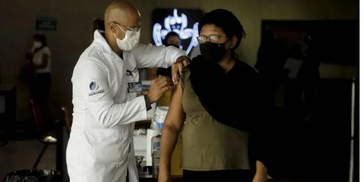 Prefeitura do Rio amplia vacinação contra a Covid-19 para trabalhadores da saúde