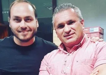 Com base nas informações disponíveis, o ponto central é o relato e as acusações feitas por Julian Lemos, que devem ser atribuídos a ele e não apresentados como fatos comprovados. Reportagens recentes confirmam que ele foi aliado de Bolsonaro em 2018 e que vem fazendo críticas públicas à família Bolsonaro.   De aliado de Bolsonaro a apoiador de Lula: Julian Lemos expõe rompimento e faz duras críticas à família  O ex-deputado federal Julian Lemos, que teve participação na campanha presidencial de Jair Bolsonaro em 2018 e chegou a ser um dos aliados próximos do então candidato, tornou público seu rompimento com o antigo grupo político e declarou apoio à reeleição do presidente Luiz Inácio Lula da Silva. A mudança de posicionamento ocorre após anos de afastamento e de críticas dirigidas à família Bolsonaro.  Lemos participou da construção da campanha de Bolsonaro no Nordeste e, posteriormente, foi eleito deputado federal pela Paraíba. Com o passar do tempo, entretanto, passou a protagonizar conflitos públicos com integrantes da família e a relatar episódios que afirma ter presenciado durante o período em que conviveu politicamente com Jair Bolsonaro e seus filhos.  Em entrevistas recentes, o ex-parlamentar descreveu o ambiente interno que, segundo sua versão, existia no núcleo familiar como marcado por conflitos, divergências e disputas. Em uma de suas declarações mais contundentes, classificou o grupo como uma “fábrica de malucos”, expressão utilizada por ele ao comentar episódios envolvendo antigos aliados.  Julian também direcionou críticas específicas a Flávio e Eduardo Bolsonaro. Em declarações públicas, fez acusações graves contra os dois e chegou a classificar Flávio como “o mais corrupto da família”. Essas afirmações são de responsabilidade de Lemos e não constituem, por si só, comprovação de irregularidades ou crimes. Eventuais acusações dessa natureza precisam ser confrontadas com documentos, investigações e manifestações dos citados.  As críticas a Eduardo também ganharam repercussão. Em entrevista divulgada em julho, Julian afirmou que chegou a sentir vontade de agredi-lo durante um episódio de conflito e voltou a descrever o ambiente político ligado à família como uma “fábrica de malucos”. Até a publicação da reportagem consultada, não havia sido localizada manifestação de Eduardo especificamente sobre essas declarações.  A trajetória de Julian Lemos tornou suas declarações particularmente repercutidas porque ele não fala como um observador externo. Ele esteve próximo da campanha de Bolsonaro em 2018 e posteriormente rompeu com o grupo. O próprio histórico, porém, também exige que suas declarações sejam entendidas como relatos e interpretações pessoais de um ex-aliado.  Ao justificar sua mudança política, Lemos afirma que reconhece erros cometidos durante sua passagem pelo bolsonarismo e que atualmente considera o apoio a Lula uma posição relacionada à defesa da democracia. Segundo ele, não sente vergonha de ter mudado de opinião e afirma que teria vergonha de permanecer em um caminho que considera equivocado apenas por orgulho.  A declaração representa uma mudança significativa na trajetória política do ex-deputado e amplia o debate sobre as rupturas ocorridas entre antigos integrantes do núcleo bolsonarista. Suas acusações, entretanto, permanecem como declarações de um ex-aliado e devem ser diferenciadas de fatos comprovados por evidências independentes.Três opções de título impactante:  1. Ex-aliado de Bolsonaro rompe de vez, declara apoio a Lula e dispara contra a família   2. “Fábrica de malucos”: ex-bolsonarista expõe bastidores e faz graves acusações contra Flávio e Eduardo   3. De aliado a crítico: Julian Lemos declara apoio a Lula e revela por que mudou de lado