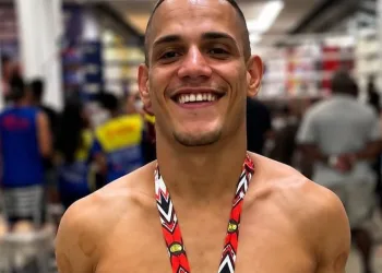 LUTADOR É MORTO A TIROS EM BAR APÓS SER CONFUNDIDO COM OUTRO HOMEM NO RIO