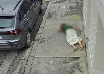 Mulher desmaia na calçada após ser assaltada por criminoso armado no Rio