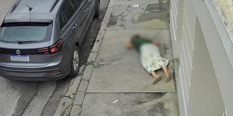Mulher desmaia na calçada após ser assaltada por criminoso armado no Rio