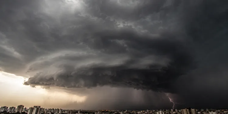 ALERTA MÁXIMO! TEMPESTADE AMEAÇA 10 ESTADOS E VENTOS PODEM CHEGAR A 100 KM/H NO RIO