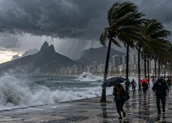 FRENTE FRIA MUDA O TEMPO NO RIO E TRAZ ALERTA PARA VENTOS MUITO FORTES NO DOMINGO