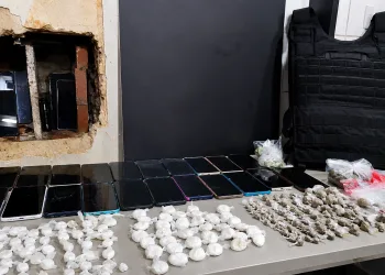 Muro de presídio escondia celulares e drogas; operação apreende 26 aparelhos no Rio