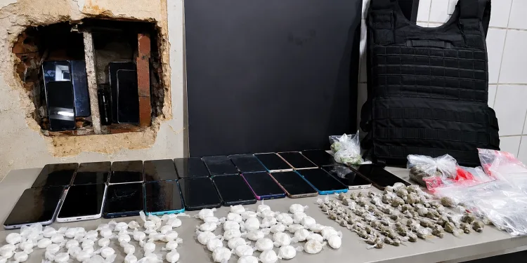 Muro de presídio escondia celulares e drogas; operação apreende 26 aparelhos no Rio