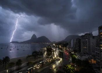 ALERTA NO RIO: terça-feira terá chuva forte, raios e ventos de até 76 km/h