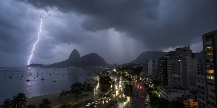 ALERTA NO RIO: terça-feira terá chuva forte, raios e ventos de até 76 km/h