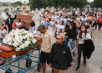 Operação Contenção: moradores se reúnem na Vila Cruzeiro em manifestação de repúdio.