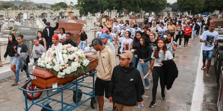 Operação Contenção: moradores se reúnem na Vila Cruzeiro em manifestação de repúdio.