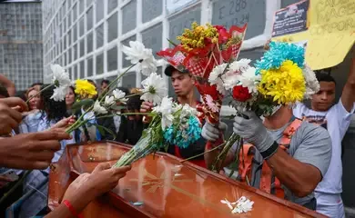 Rio de Janeiro (RJ), 31/10/2025 – Sepultamento de Ravel Rios uma das vitimas da operação contenção, no cemitério de cemitério de Inhaúma. Foto: Joédson Alves/Agência Brasil