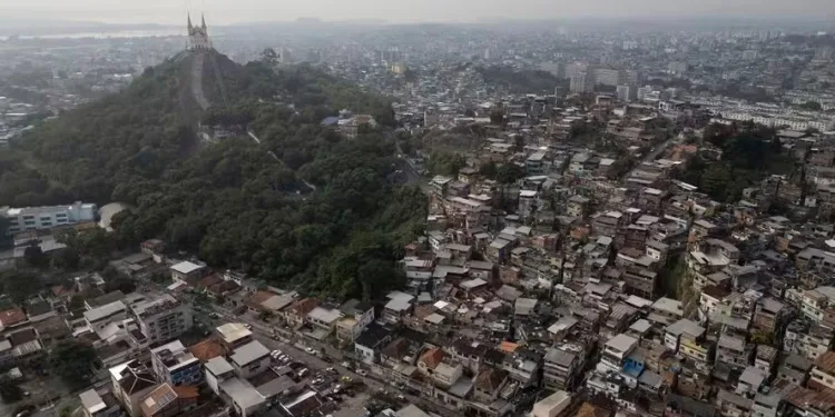 Menina baleada na Fazendinha recebe atendimento após ser atingida perto de casa.