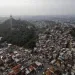 Menina baleada na Fazendinha recebe atendimento após ser atingida perto de casa.