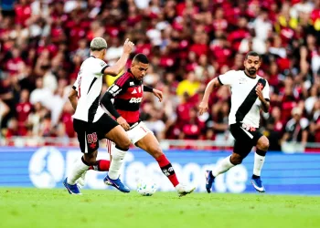 Torcida dividida entre Vasco e Flamengo no clássico pelo Brasileirão.