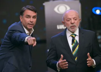 Cassação da chapa de Flávio Bolsonaro é solicitada em ação no TSE.
