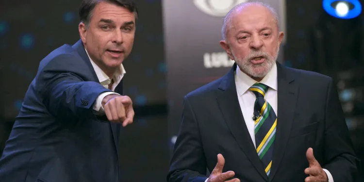 Cassação da chapa de Flávio Bolsonaro é solicitada em ação no TSE.