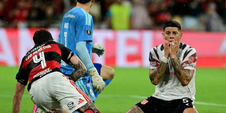 Caso Marcos Rojo envolve a escalação do zagueiro pelo Estudiantes contra o Flamengo.