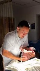 Mulher dá à luz logo após obstetra deixar quarto, e marido realiza o parto