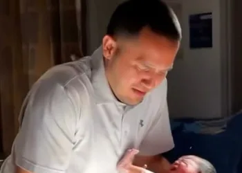 Parto feito pelo marido de Rosa Jeong após o obstetra sair do quarto.