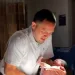 Parto feito pelo marido de Rosa Jeong após o obstetra sair do quarto.