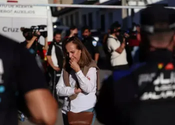Equipes de resgate atuam após o acidente ferroviário na Espanha.