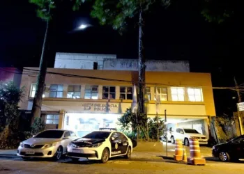 Receptação de celulares roubados investigada pela Polícia Civil no Rio de Janeiro.