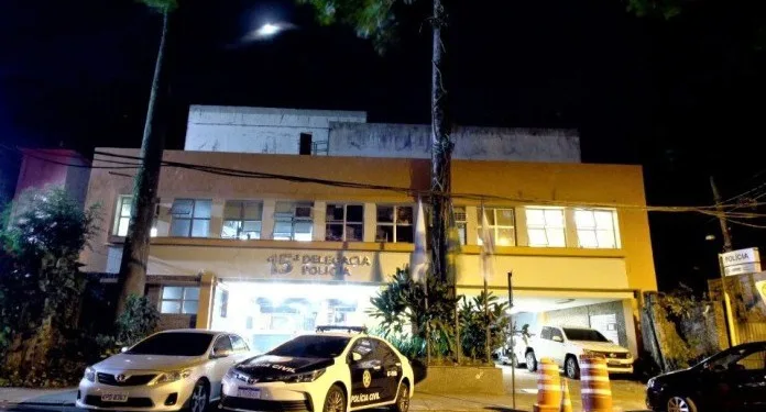 Receptação de celulares roubados investigada pela Polícia Civil no Rio de Janeiro.