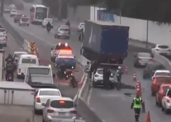Acidente na Avenida Brasil envolvendo uma moto, uma carreta e um carro.
