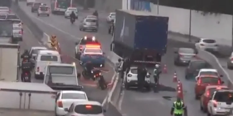 Acidente na Avenida Brasil envolvendo uma moto, uma carreta e um carro.