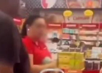 Agressão a funcionária em farmácia no Complexo do Alemão.