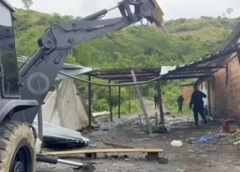 Barricadas em Madureira são removidas durante operação da Polícia Militar.
