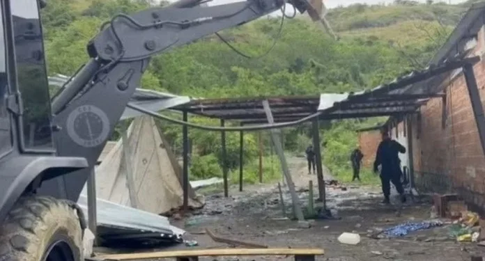 Barricadas em Madureira são removidas durante operação da Polícia Militar.