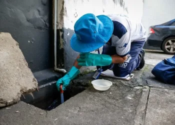 Agente realiza vistoria de prevenção à dengue no Rio.