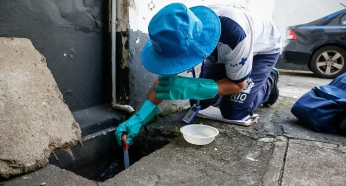 Agente realiza vistoria de prevenção à dengue no Rio.
