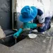 Agente realiza vistoria de prevenção à dengue no Rio.