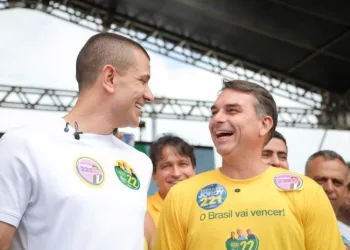 Flávio Bolsonaro encerra a campanha na Barra da Tijuca.