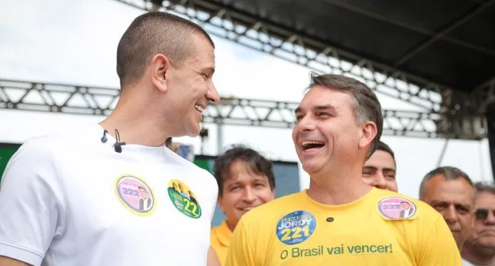 Flávio Bolsonaro encerra a campanha na Barra da Tijuca.