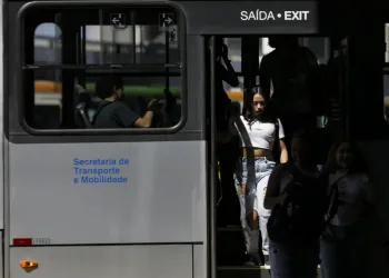 Tarifa zero no transporte público urbano.