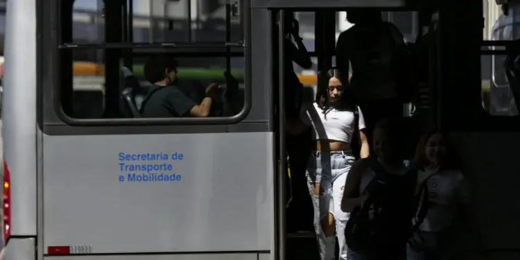 Tarifa zero no transporte público urbano.