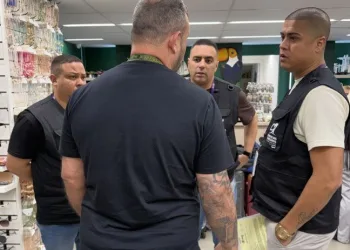 Lojas notificadas no Rio durante fiscalização no Dia do Comerciário.