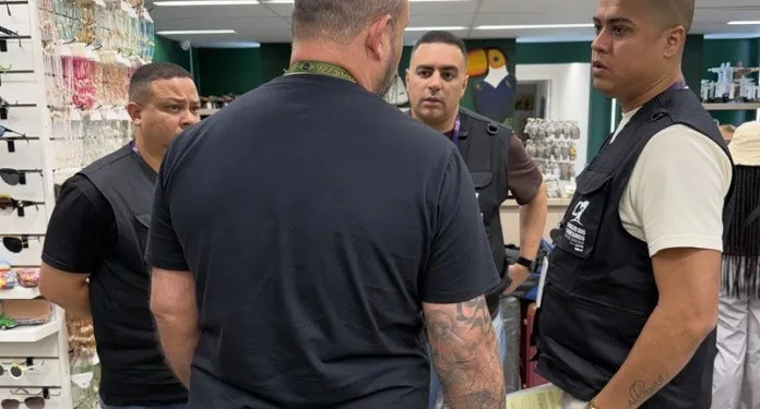 Lojas notificadas no Rio durante fiscalização no Dia do Comerciário.
