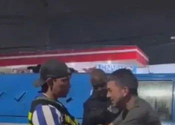 Motoboy na Penha recebe ajuda de policiais após escapar de cativeiro.