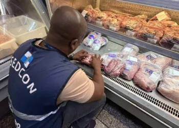 Alimentos impróprios apreendidos durante fiscalização em supermercado de Vila Isabel, no Rio.