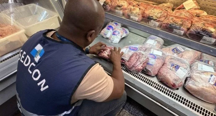 Alimentos impróprios apreendidos durante fiscalização em supermercado de Vila Isabel, no Rio.