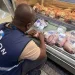 Alimentos impróprios apreendidos durante fiscalização em supermercado de Vila Isabel, no Rio.