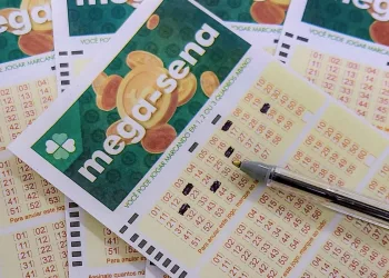 Bilhete da Mega-Sena acumulada com prêmio estimado em R$ 305 milhões.