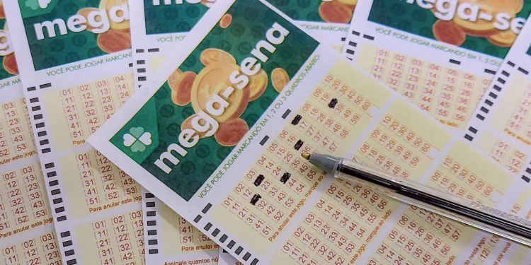 Bilhete da Mega-Sena acumulada com prêmio estimado em R$ 305 milhões.