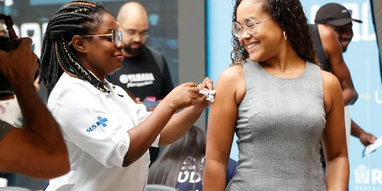 Vacinação contra meningite em unidades de saúde do Rio de Janeiro.